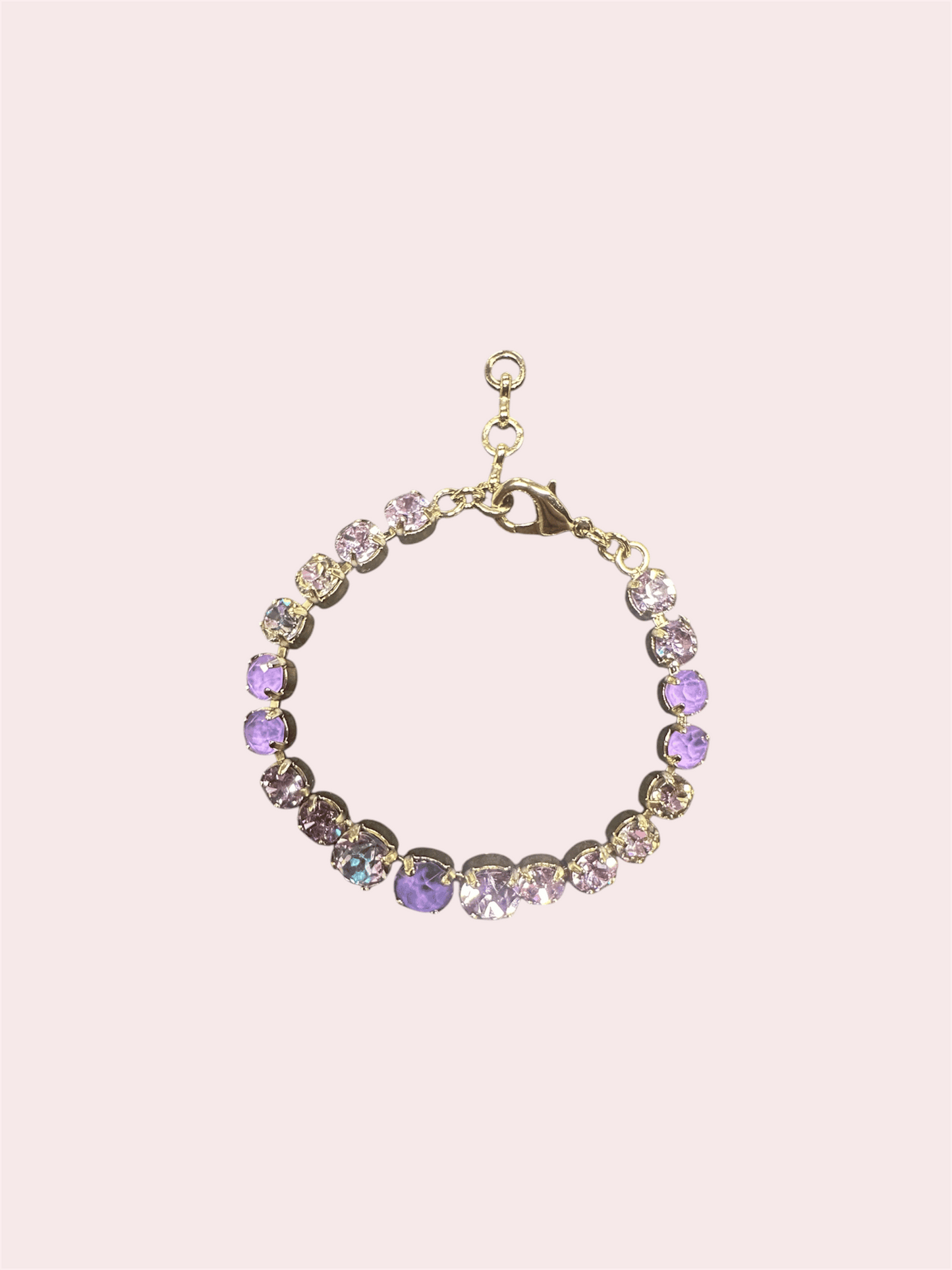 Luxe handgemaakte statement armbanden ingelegd met Swarovski kristallen afgewerkt met een laag zilver of goud verguld. Blush Purple Gold armband swarovski. De sieraden zijn gemaakt van brons, ondergedompeld in zilver, roségoud of goud. Deze metalen zijn hypoallergeen en nikkelvrij , waardoor iedereen het kan dragen. De stenen zijn van het originele merk Swarovski