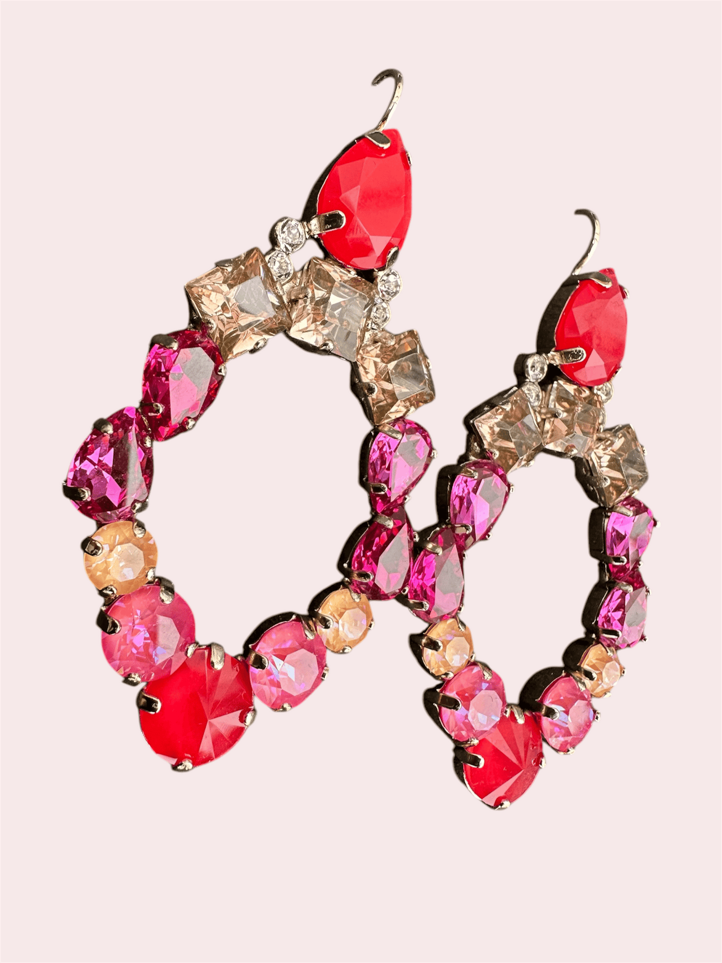 Handgemaakt Swarovski statementoorbellen met swarovski kristallen van het nieuwe merk Damice Jewelry bewonder dit model de Barletta Fuchsia Red. 