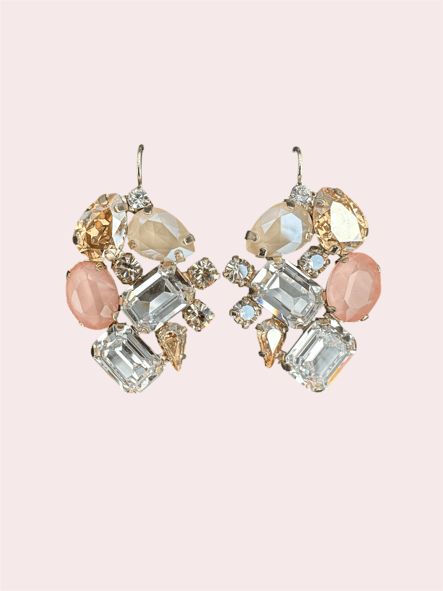 Exclusieve handgemaakte statementoorbellen met swarovski kristallen van het nieuwe merk Damice Jewelry, bewonder de prachtige oorbellen de Alassio Peach Gold. Deze metalen zijn hypoallergeen en nikkelvrij.