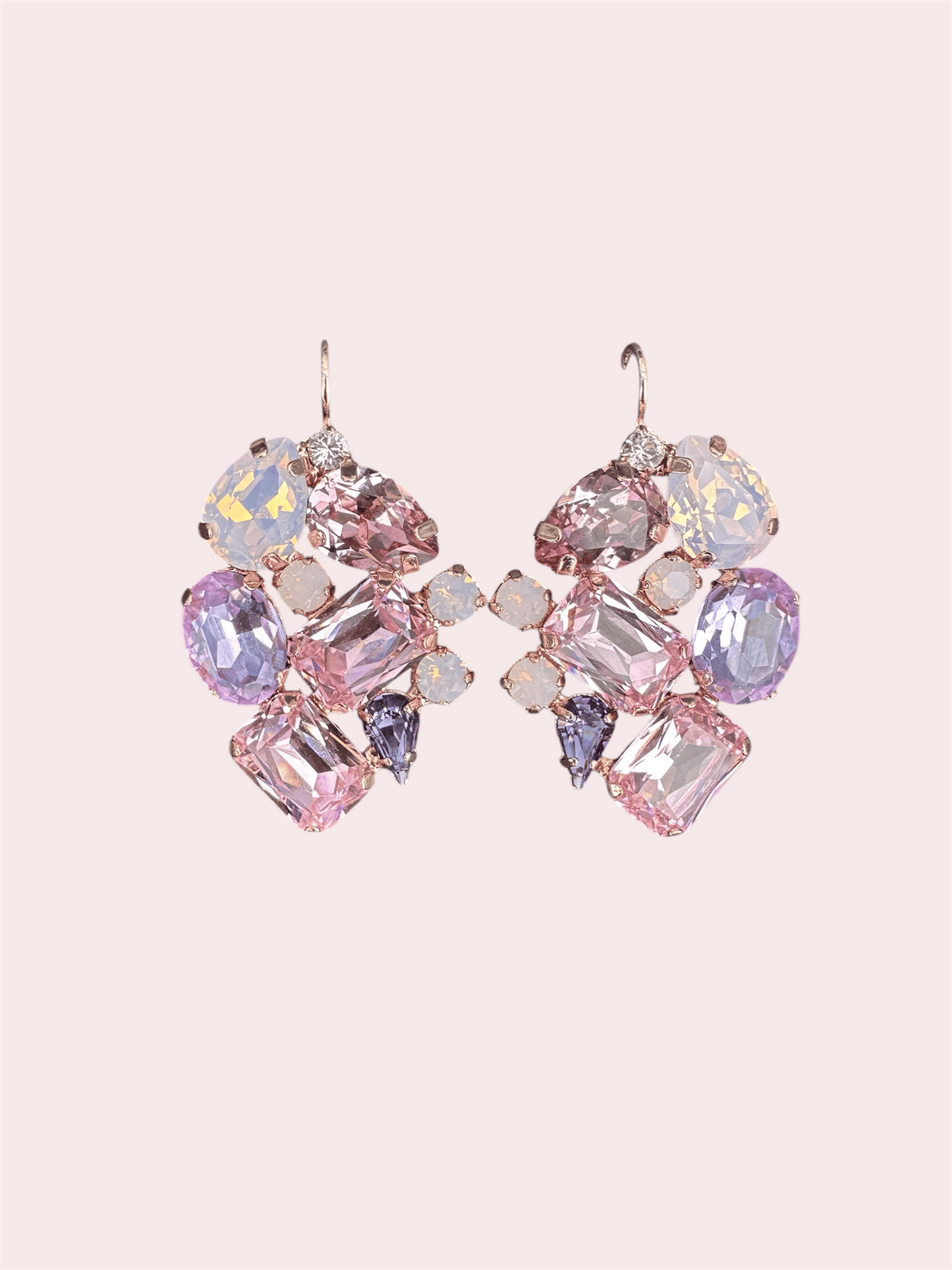 Exclusieve handgemaakte statementoorbellen met Swarovski kristallen van het nieuwe merk Damice Jewelry, bewonder deze prachtige oorbellen de Alassio powder Rose. 
