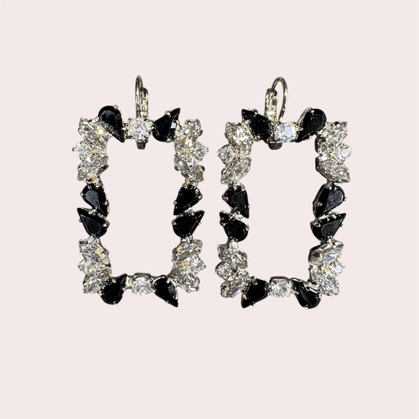 Catharina Black Crystal Oorbellen, 
De oorbellen collectie bevat een verscheidenheid aan kleuren en ontwerpen. De oorbellen zijn gemaakt van brons, ondergedompeld in zilver, roségoud of goud. Deze metalen zijn hypoallergeen en nikkelvrij, waardoor iedereen het kan dragen. De stenen zijn van het originele merk Swarovski, en zorgen voor de chique touch van je outfit. Handgemaakt in Italië