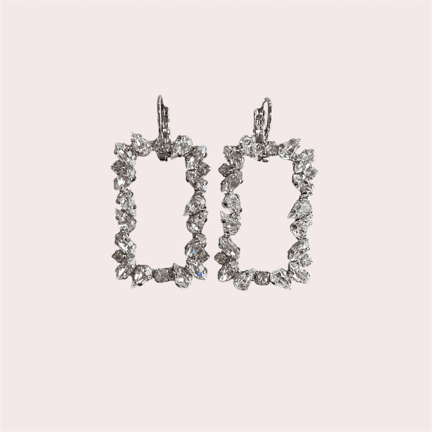 Catharina Crystal oorbellen, De oorbellen collectie bevat een verscheidenheid aan kleuren en ontwerpen. De oorbellen zijn gemaakt van brons, ondergedompeld in zilver, roségoud of goud. Deze metalen zijn hypoallergeen en nikkelvrij, waardoor iedereen het kan dragen. De stenen zijn van het originele merk Swarovski, en zorgen voor de chique touch van je outfit. Handgemaakt in Italië