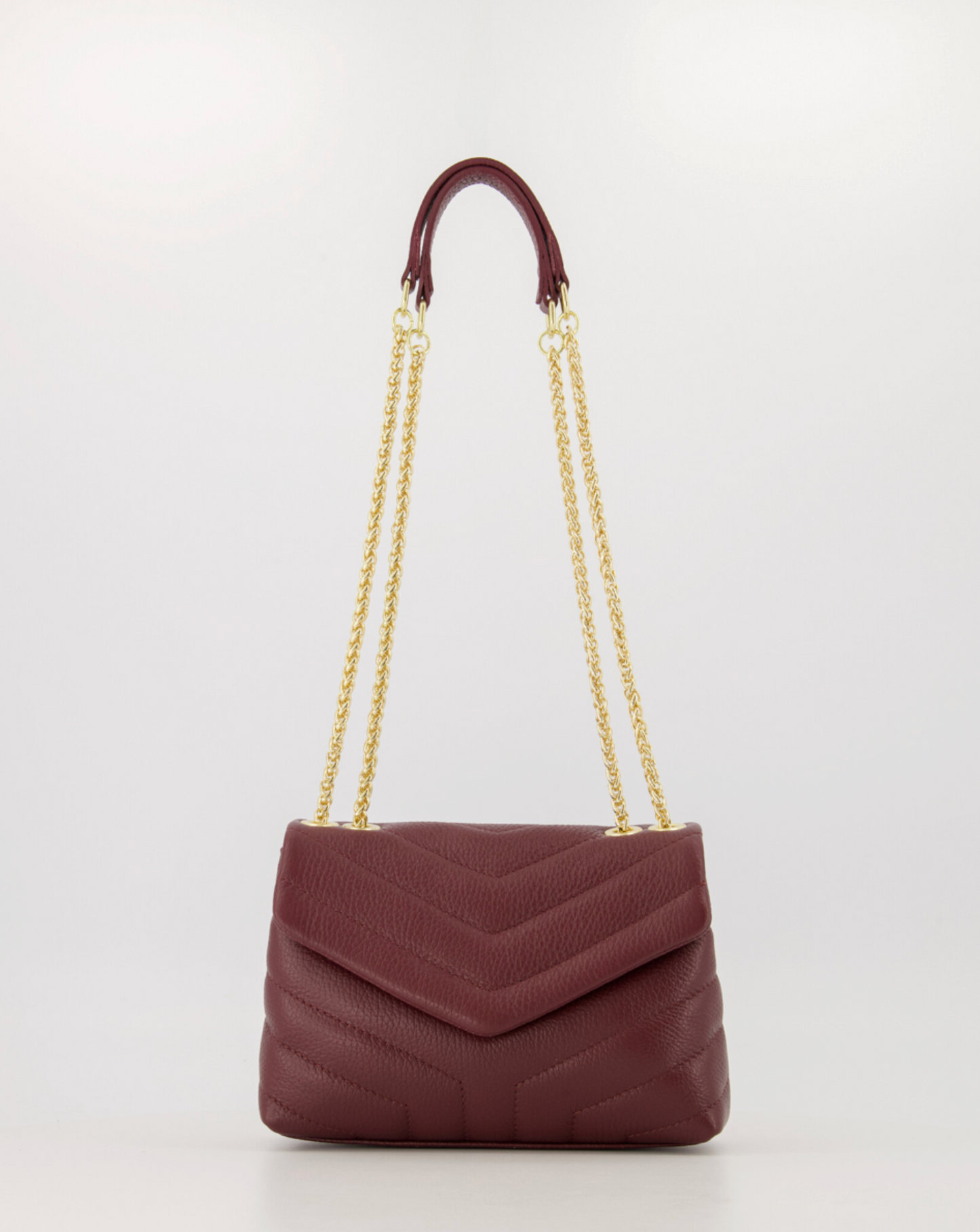 
                  
                    Crossbody tas dames bordeaux – Italiaans grain leer met gouden ketting hengsel en leren tophandvat, vooraanzicht
                  
                