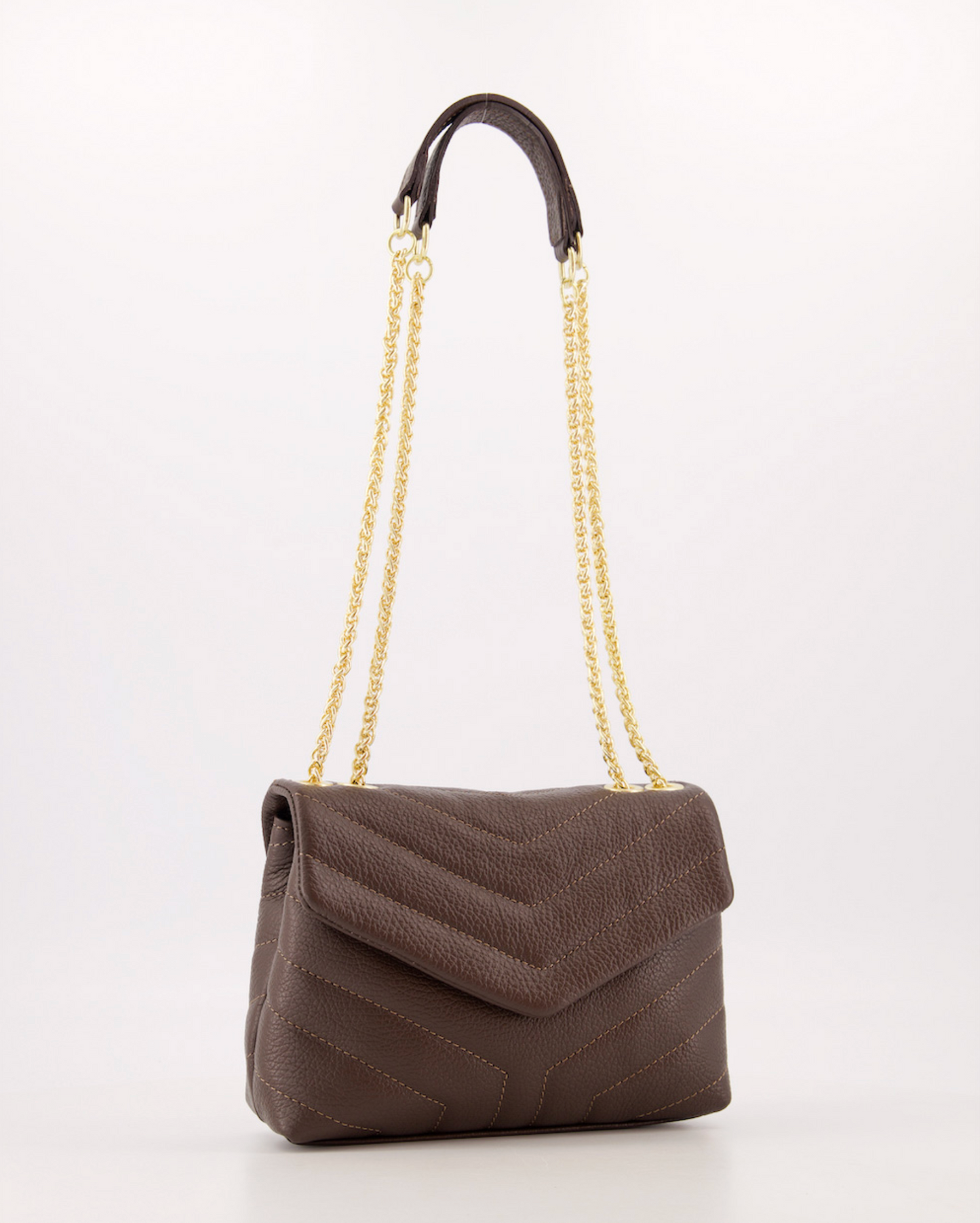 
                  
                    Crossbody tas dames donkerbruin – Italiaans grain leer met gouden ketting hengsel en leren tophandvat, zijaanzicht
                  
                