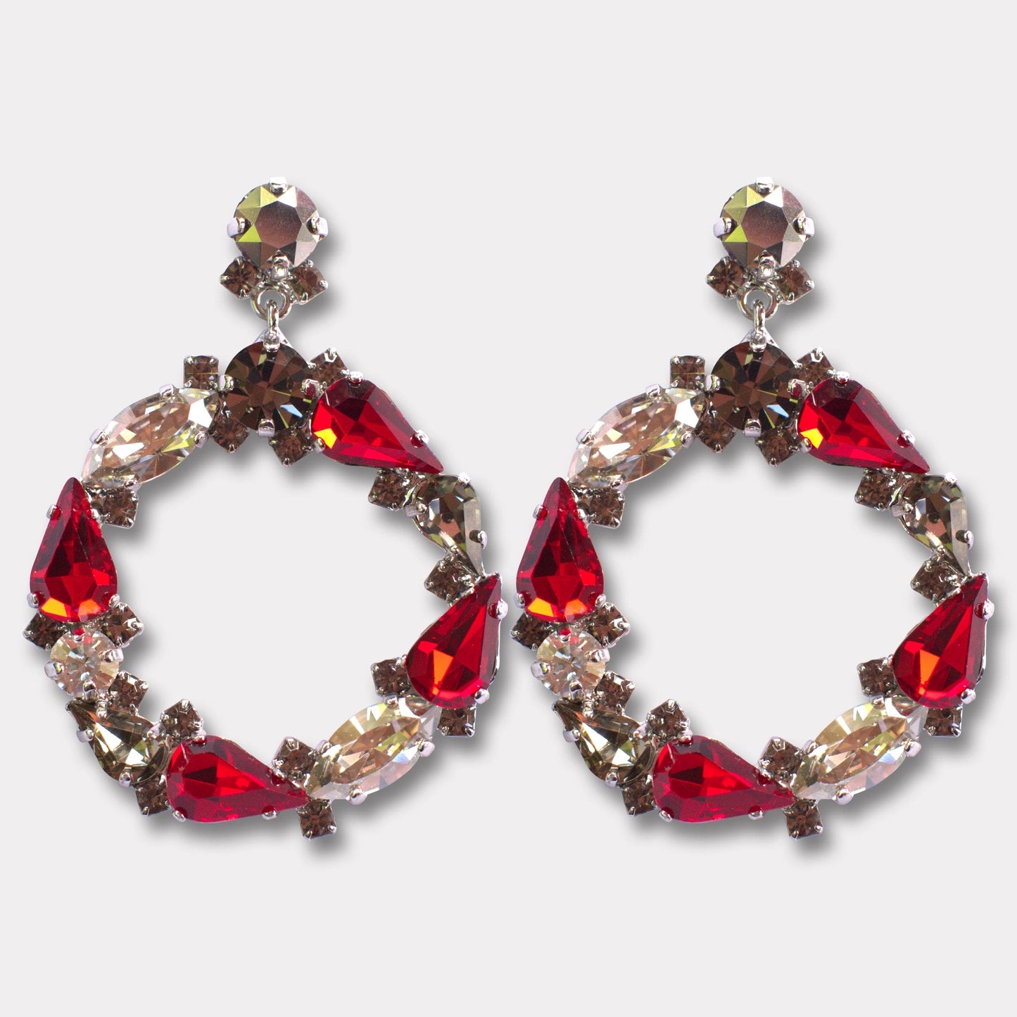 Farfino Donatella Rood Zilver

Donatella is een feest voor het oog. Met haar rode en transparante Swarovski-stenen en zilveren accenten, straal je met glamour. Perfect voor feestelijke avonden en speciale gelegenheden. Handgemaakt in Italië en ingelegd met prachtige Swarovski kristallen.