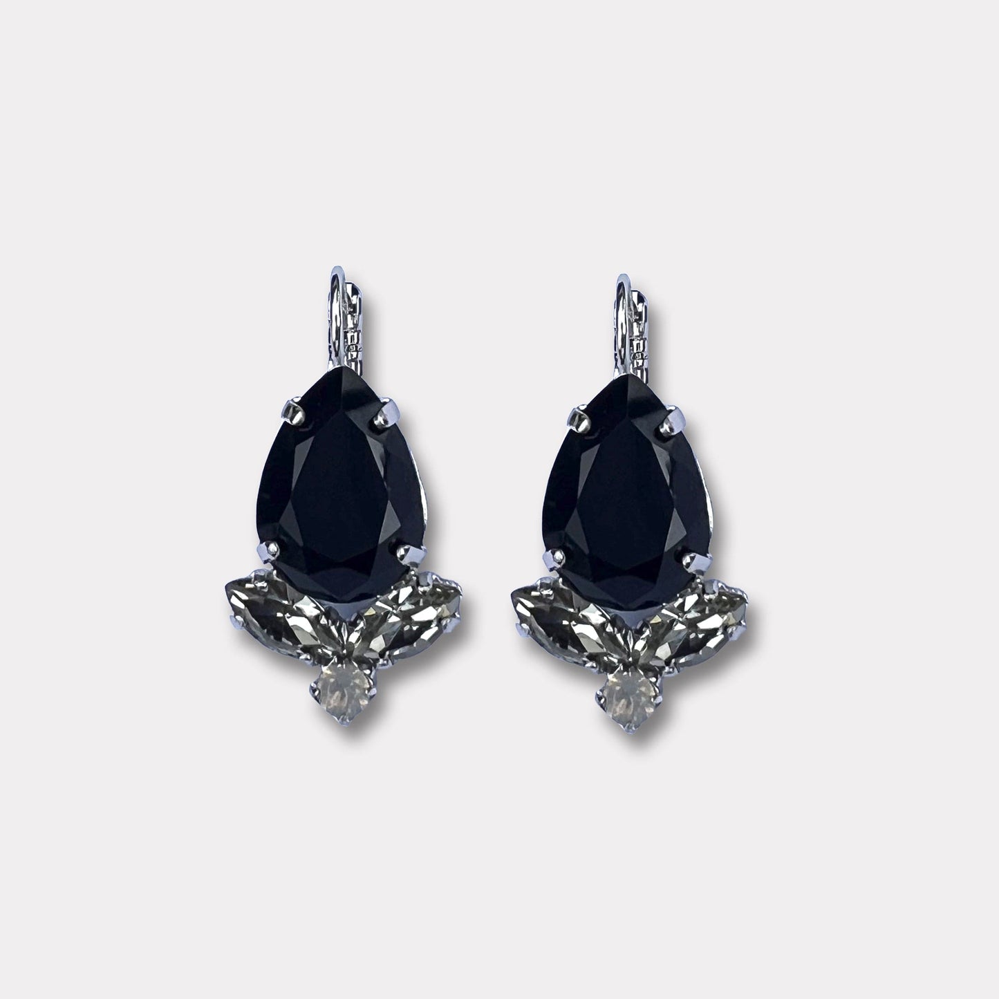 Farfino Donna Zwart Zilver

Met deze oorbellen ben je een echte Italiaanse Donna. Feestelijk, maar toch gangbaar door haar eenvoud.

Handgemaakt in Italië, met Swarovski® kristallen
Beperkte oplage, dus exclusiviteit gegarandeerd