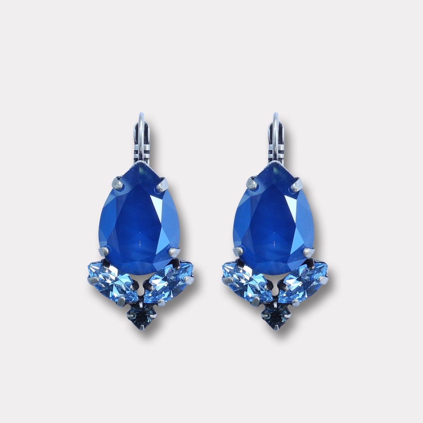 Farfino Donna Bleu Silver


De kleurrijke en diverse collectie van Farfino zijn Italiaanse handgemaakte oorbellen van hoogwaardige materialen. Van elk ontwerp zijn er slechts een paar gemaakt, zodat de exclusiviteit hoog blijft en je er zeker van kunt zijn een uniek paar in handen (oren) te hebben.