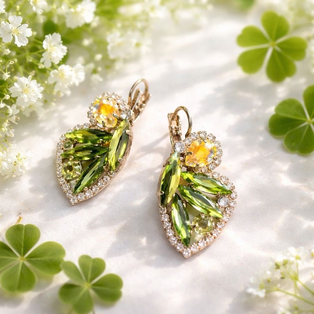 Groene kristallen oorbellen met druppelvormige groene stenen en vlinder design, goudvergulde nikkelvrije hypoallergene zomerse statement oorhangers voor dames
