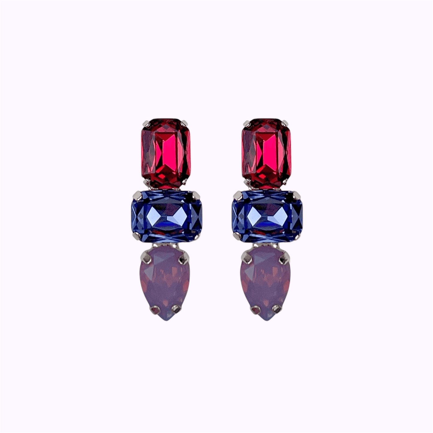 Farfino Nora Fuchsia Goud

Nora bestaat uit twee ovale en een druppelvormige kristal, allemaal in vrolijke kleurtjes met een prachtige schittering. Wat dacht je van de oorspronkelijke armband, in dezelfde kleuren? Helemaal passend!
