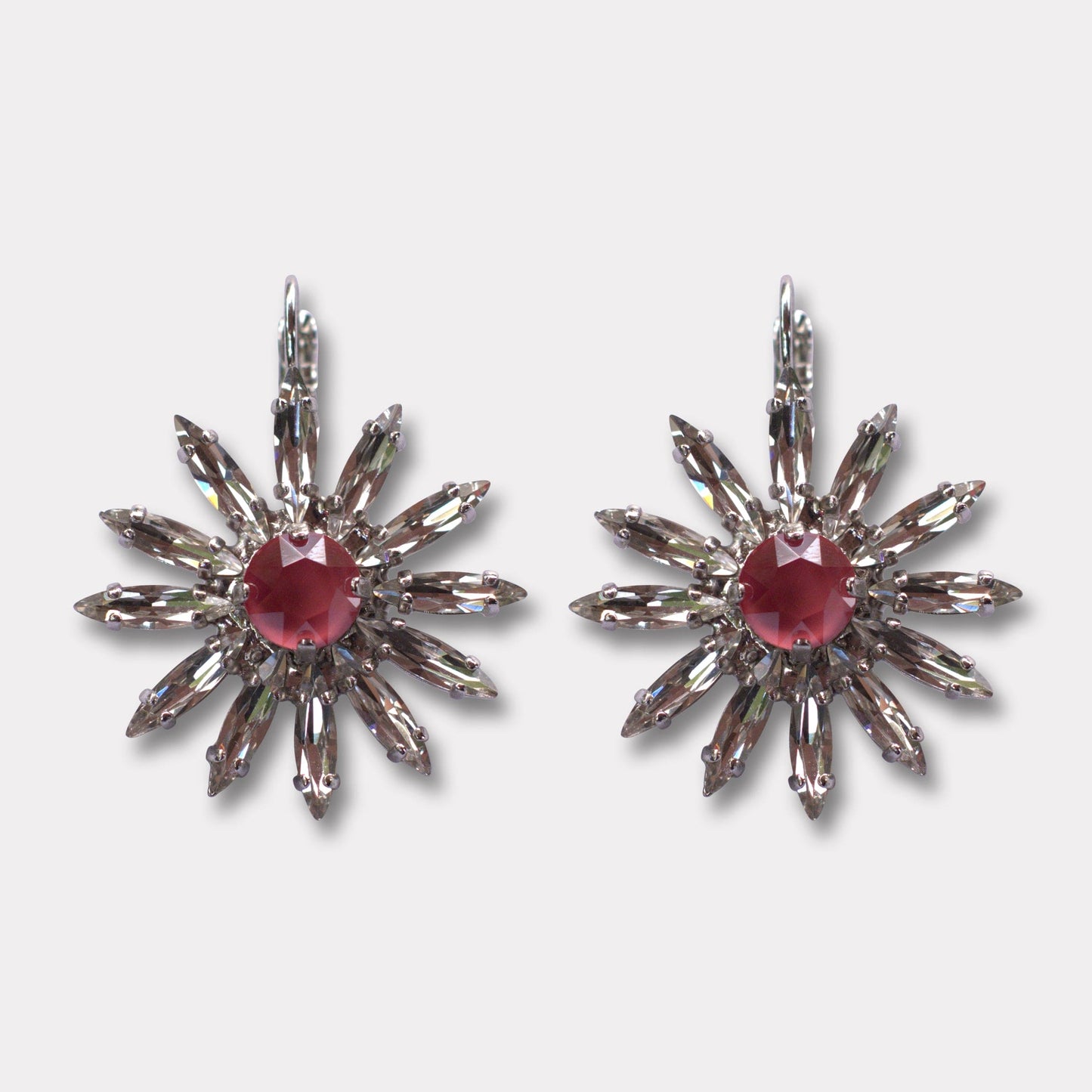 Farfino Federica Kristal Zilver

Federica zorgt voor een luxe toe aan jouw outfit. Ze heeft een geur aan verschillende kristallen, in de tinten roze en paars. Met deze statement-oorbellen ben je klaar om te schitteren tijdens dat feestje!

Handgemaakt in Italië, met Swarovski® kristallen
Beperkte oplage, dus exclusiviteit gegarandeerd