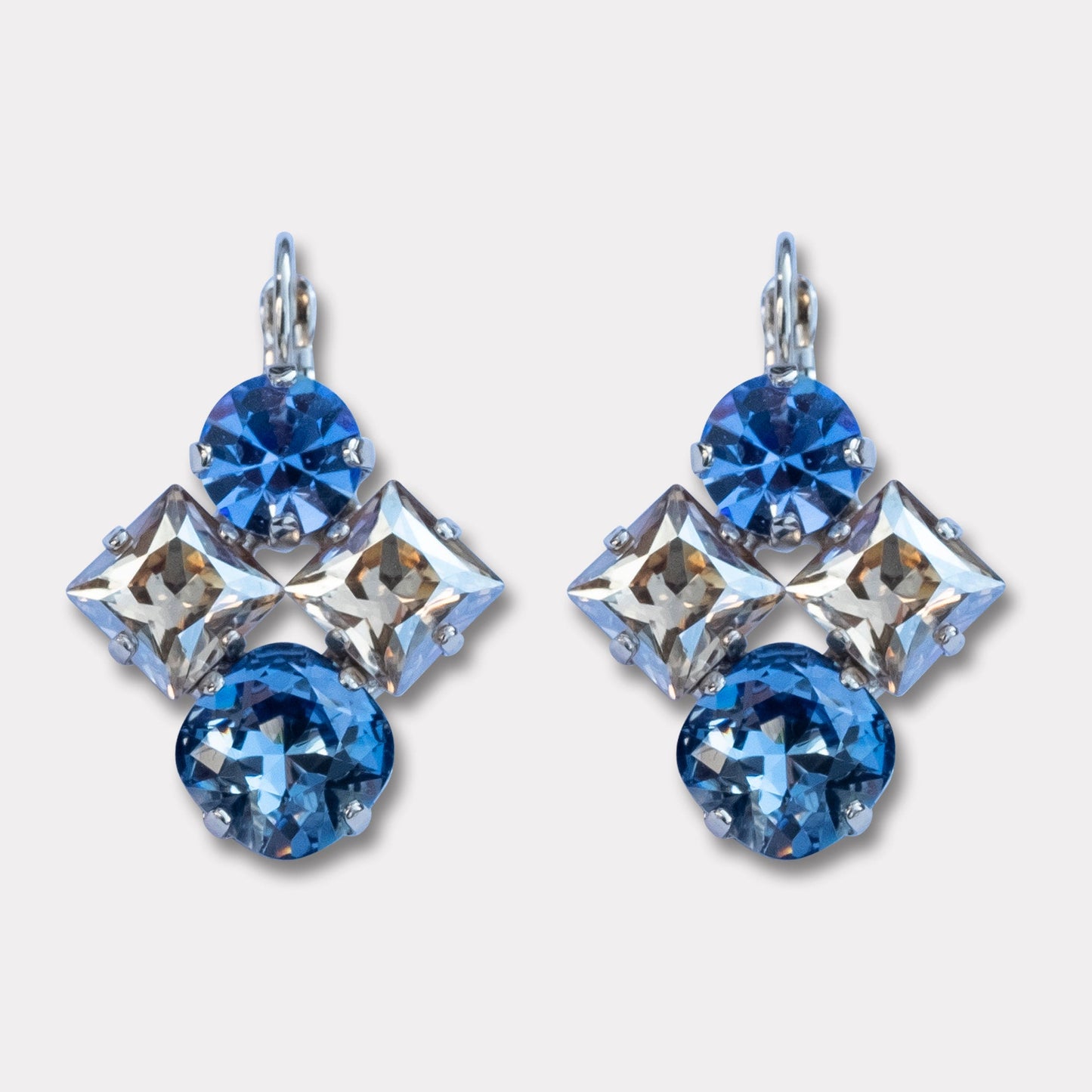 Farfino Fiore Blauw Goud

De kleurrijke en diverse collectie van Farfino zijn Italiaanse handgemaakte oorbellen van hoogwaardige materialen. Van elk ontwerp zijn er slechts een paar gemaakt, zodat de exclusiviteit hoog blijft en je er zeker van kunt zijn een uniek paar in handen (oren) te hebben.