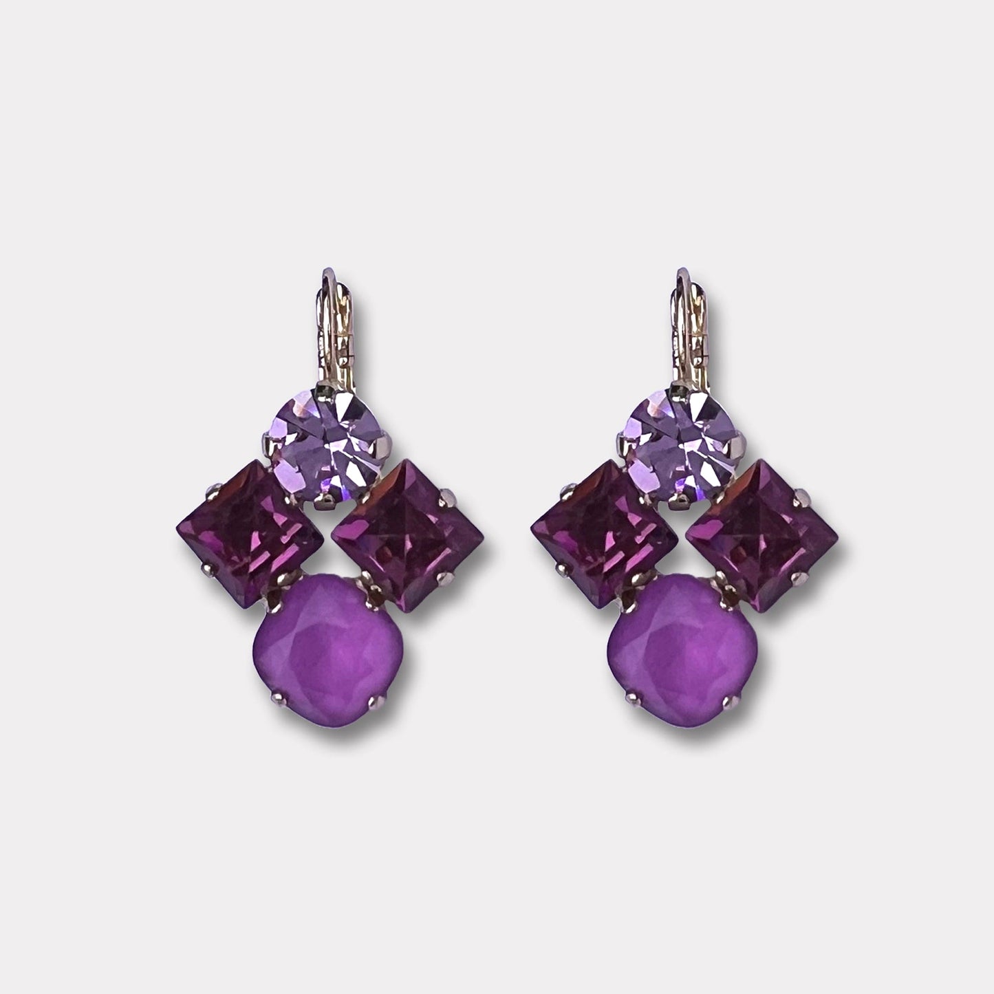 Farfino Fiore Violet Rozegoud
,Stijlvol! Deze oorbellen zorgen voor een adembenemend resultaat. Ze maakt je outfit elegant en klassiek.

Handgemaakt in Italië, met Swarovski® kristallen
Beperkte oplage, dus exclusiviteit gegarandeerd