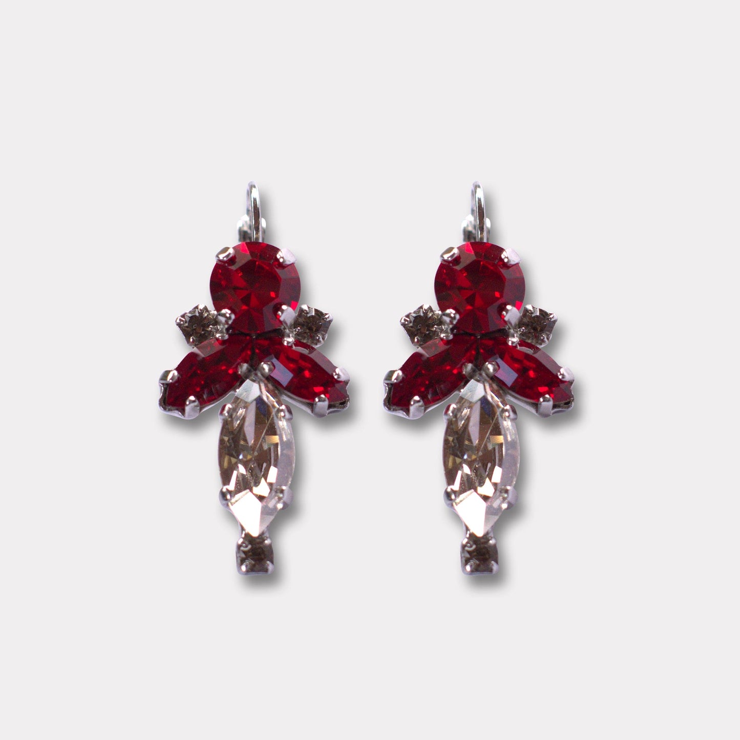 Farfino Giorgia Kristal Rood

Giorgia is de perfecte oorbel om passie en elegantie aan je look toe te voegen, en een must-have voor de liefhebbers van het klassieke rood.

Handgemaakt in Italië, met Swarovski® kristallen
Beperkte oplage, dus exclusiviteit gegarandeerd