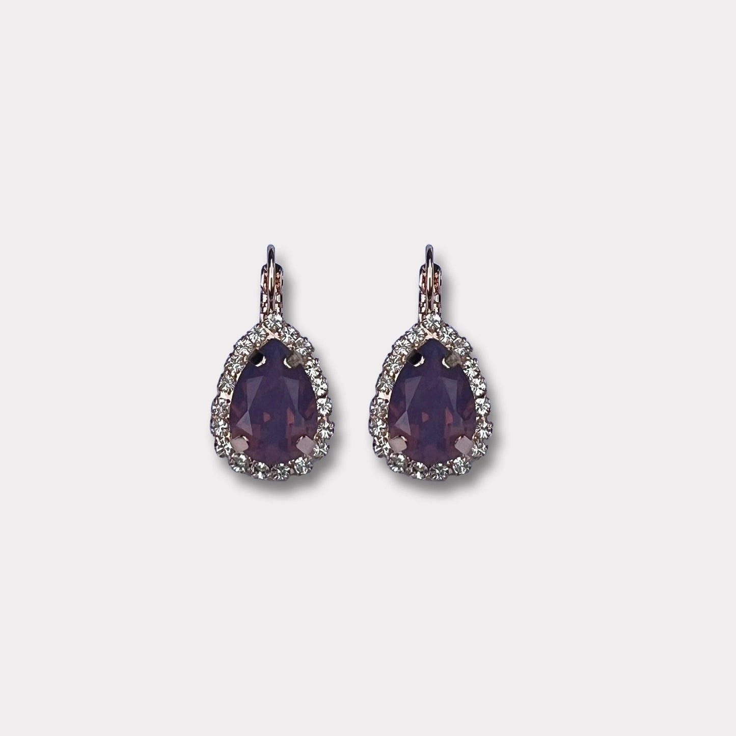 Farfino Giulia Violet Rosegoud

De Giulia is Farfino's favoriet aller tijden. Deze classy oorbellen zijn afgewerkt met Swarovski in een prachtige rode kleur. Combineer de oorbellen met je favoriete outfit en je bent klaar om te schitteren! Deze metalen zijn hypoallergeen en nikkelvrij