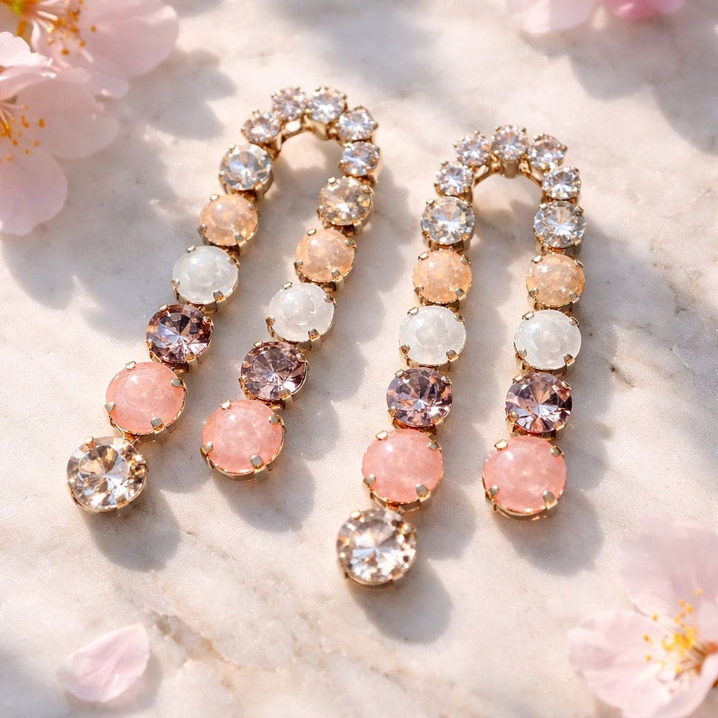Louise Peach Gold statement oorbellen met roze, witte en champagne Swarovski kristallen in goudkleurige zetting - DAMICE Jewelry