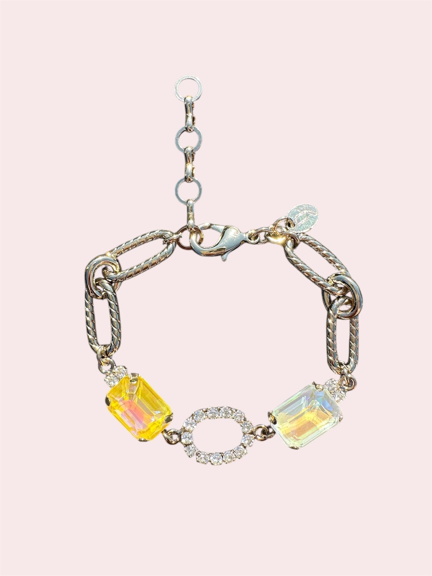Een statement armband met schakels en swarovski stenen. Afgewerkt met fijne kristalletjes. Hypoallergeen , verguld goud. Draag ze tijdens een bruiloft of een feest.  Damice in Losser is officieel verkooppunt van deze niche oorbellen/armbanden. 