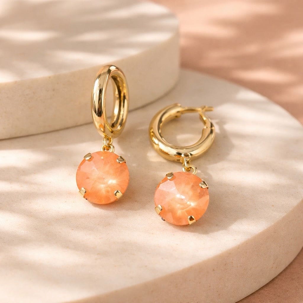 Luxe gouden creolen met peach kristal hanger, goudvergulde nikkelvrije en hypoallergene statement oorbellen voor dames
