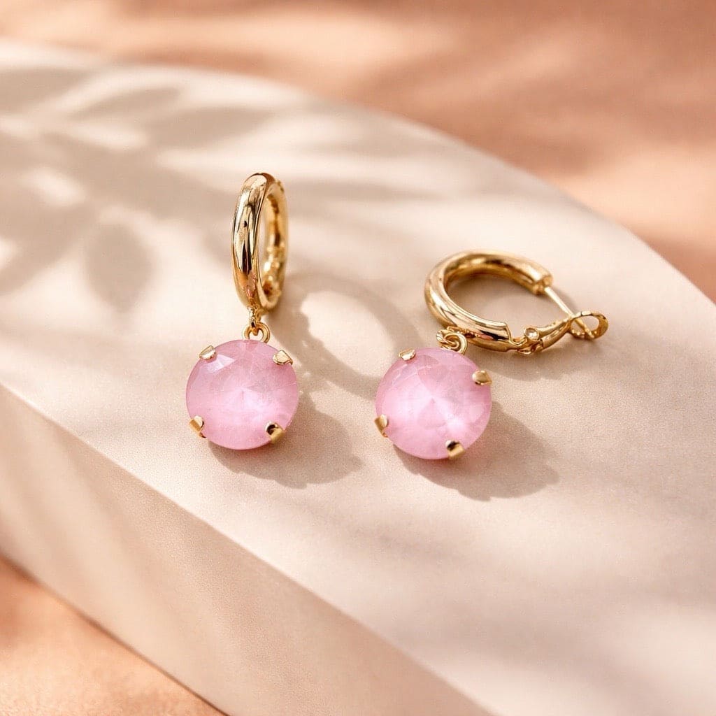 Luxe gouden creolen met roze kristal hanger, goudvergulde nikkelvrije en hypoallergene statement oorbellen voor dames
