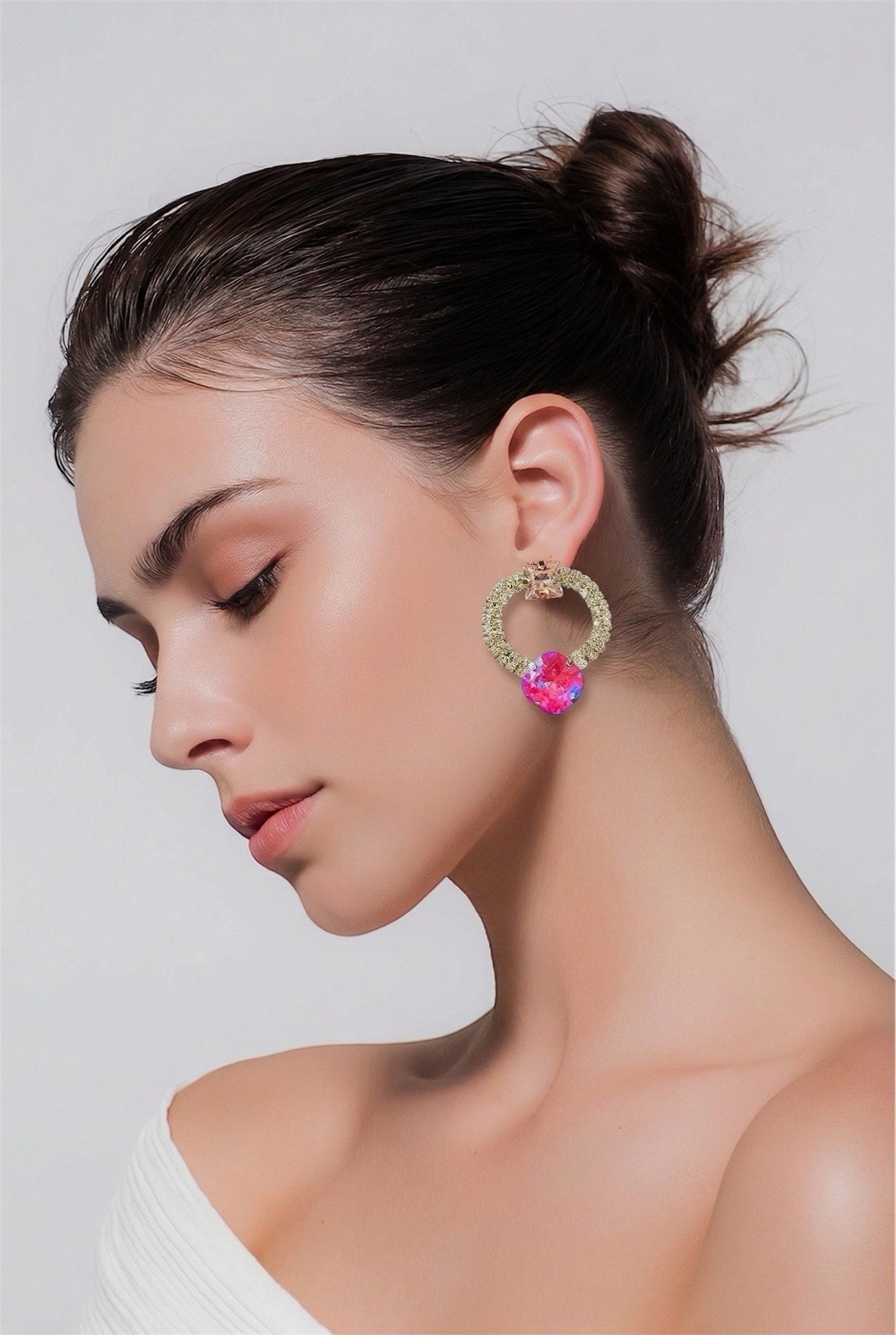 Model draagt luxe statement oorstekers met kristallen cirkel en fuchsia roze stenen goudvergulde nikkelvrije hypoallergene oorbellen voor dames
