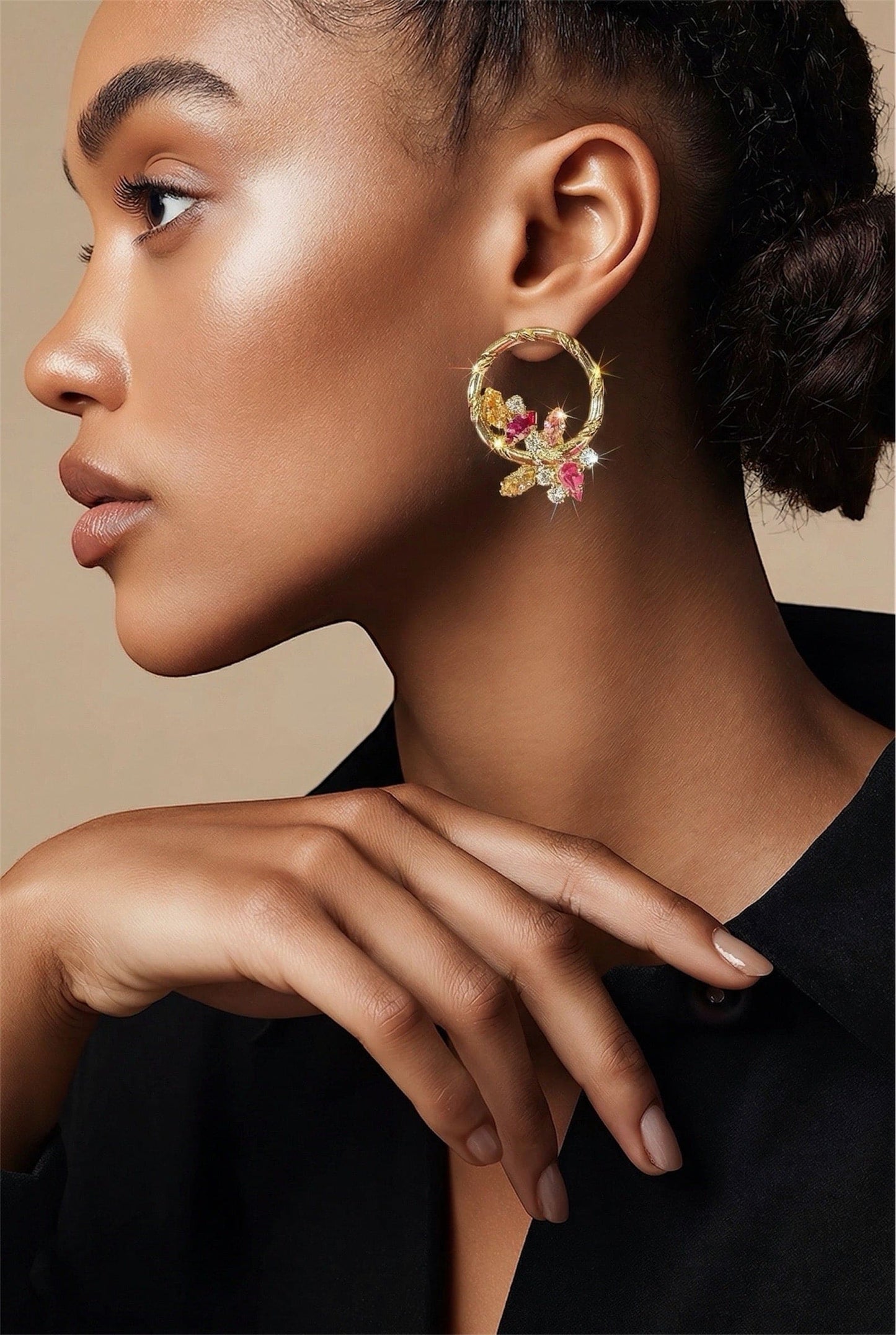 Model draagt gouden cirkel oorstekers met roze kristallen en gouden bladeren bloem design gedraaide gouden rand nikkelvrije hypoallergene statement oorbellen 3x2cm voor dames
