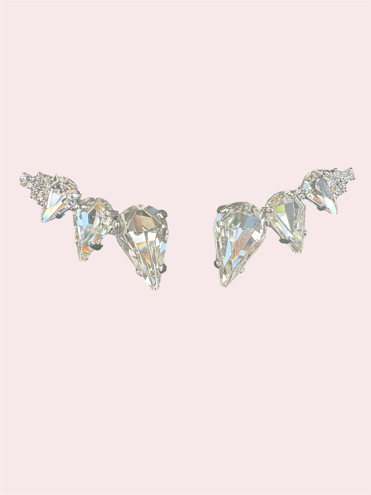 
                  
                    statement oorbellen die je op 2 manieren kan dragen ingelegd met heldere swarovski stenen. Damice in Losser is officieel verkooppunt van deze niche oorbellen.  Draag ze tijdens een bruiloft of een feest. 
                  
                