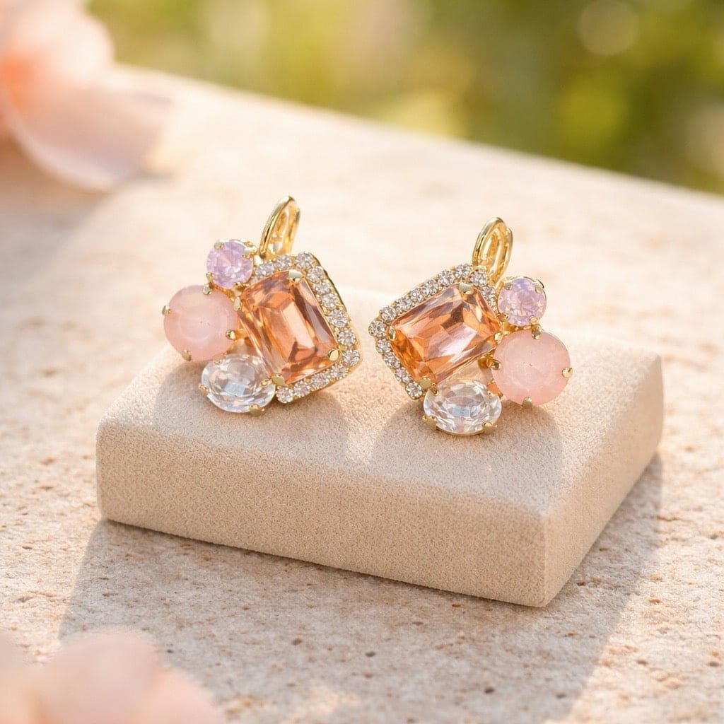 Luxe statement oorbellen met peach roze en transparante kristallen, goudvergulde nikkelvrije en hypoallergene oorhangers voor dames